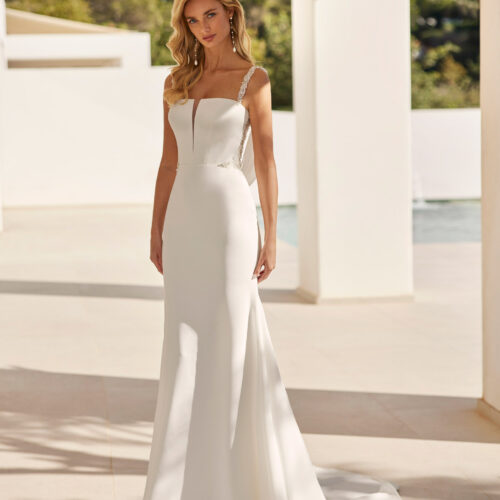 Adriana Alier coleccion 2026 modelo Sabina rosa clara